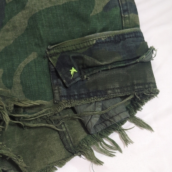 We The Free Button Fly Cutoff Shorts, Color Camouflage Size 8 - Picture 10 of 15